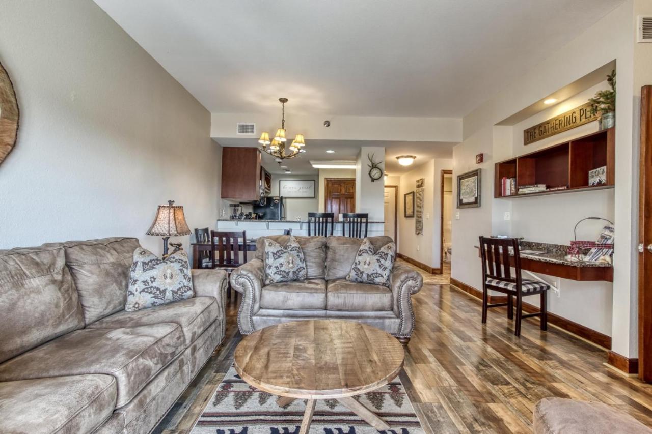 Gorgeous 2Bd 2Bth Condo With Mountain Views Pool Hot Tub Game Room Close To Parkway Pigeon Forge Exterior foto